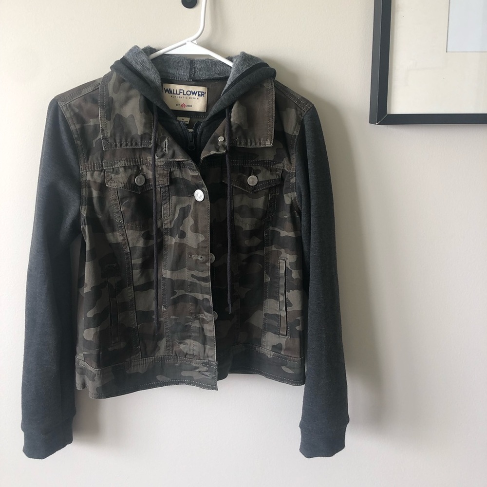 Cropped camo jacket, perfect condition barely worn.
